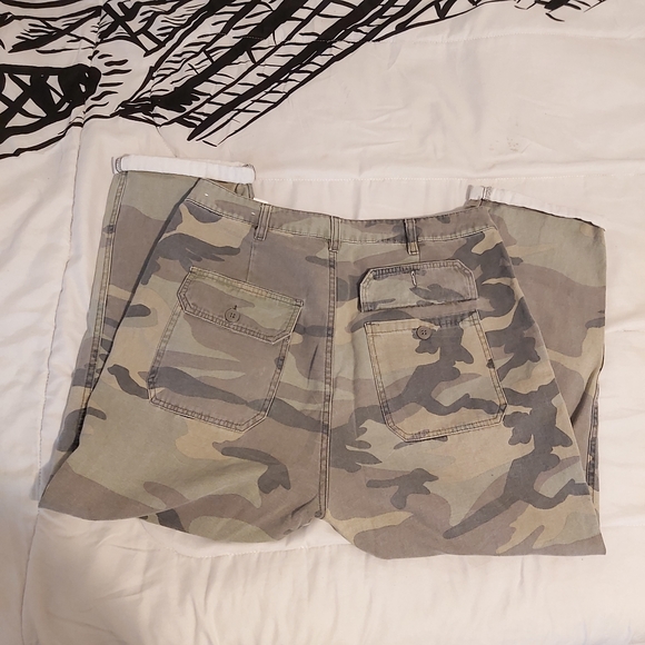 4/$25Cameo print mom jeans high wasted cargo style - Picture 5 of 5